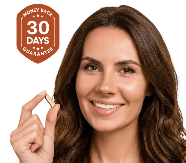 Mujer sonriendo con una cápsula blanda de Everly